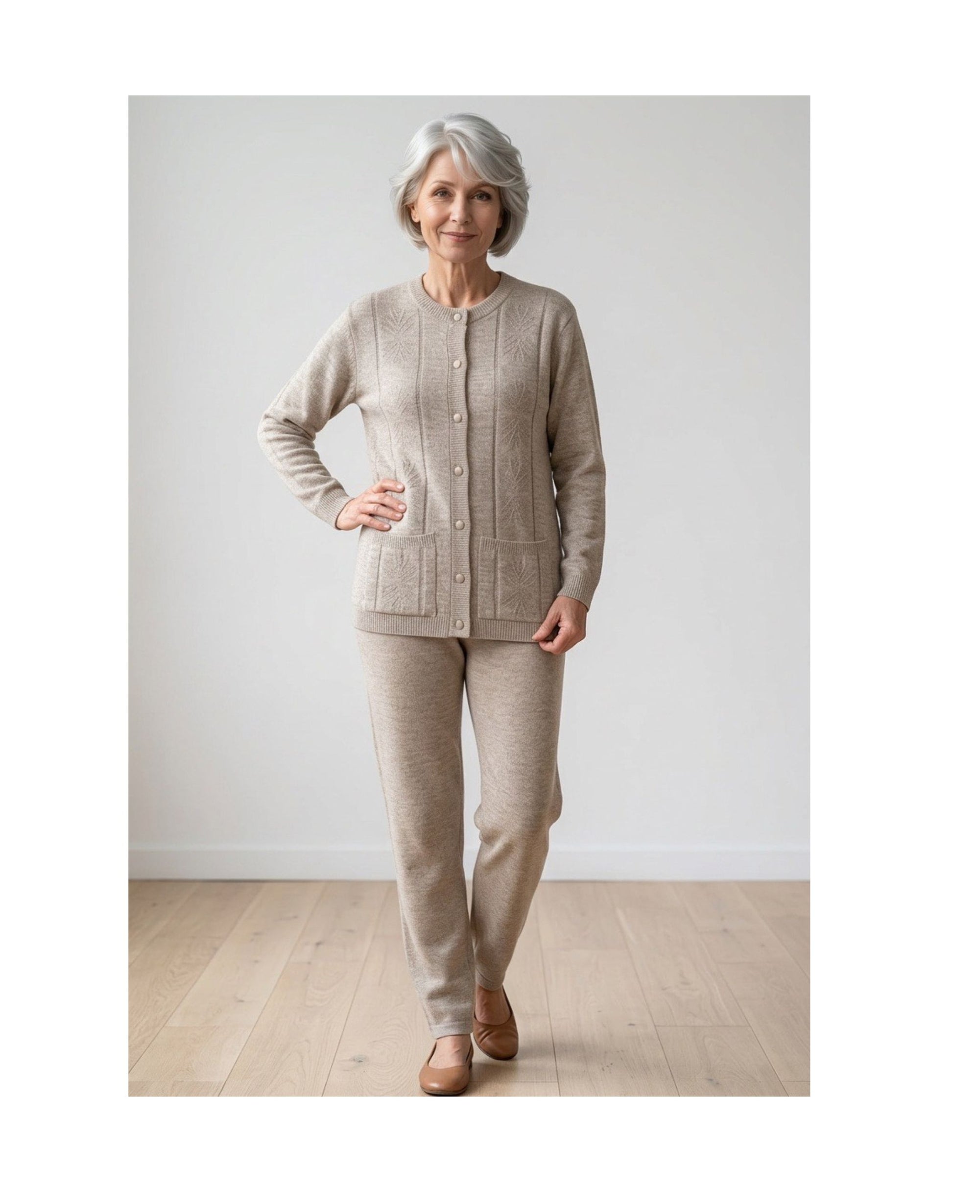 vest met knopen ronde hals zakjes. klassiek dames vest bij Marijke Mode. Forever vest met kabelpatroon in sesam met knoopsluiting en zakjes, verkocht door Marijke Mode