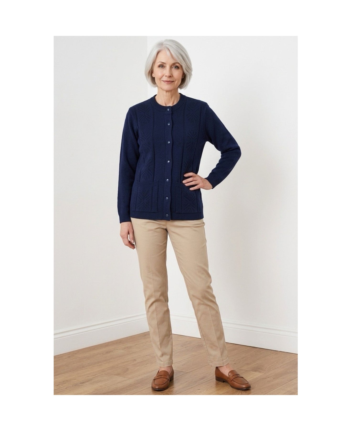 vest met knopen ronde hals zakjes. klassiek dames vest bij Marijke Mode. Forever vest met kabelpatroon in sesam met knoopsluiting en zakjes, verkocht door Marijke Mode