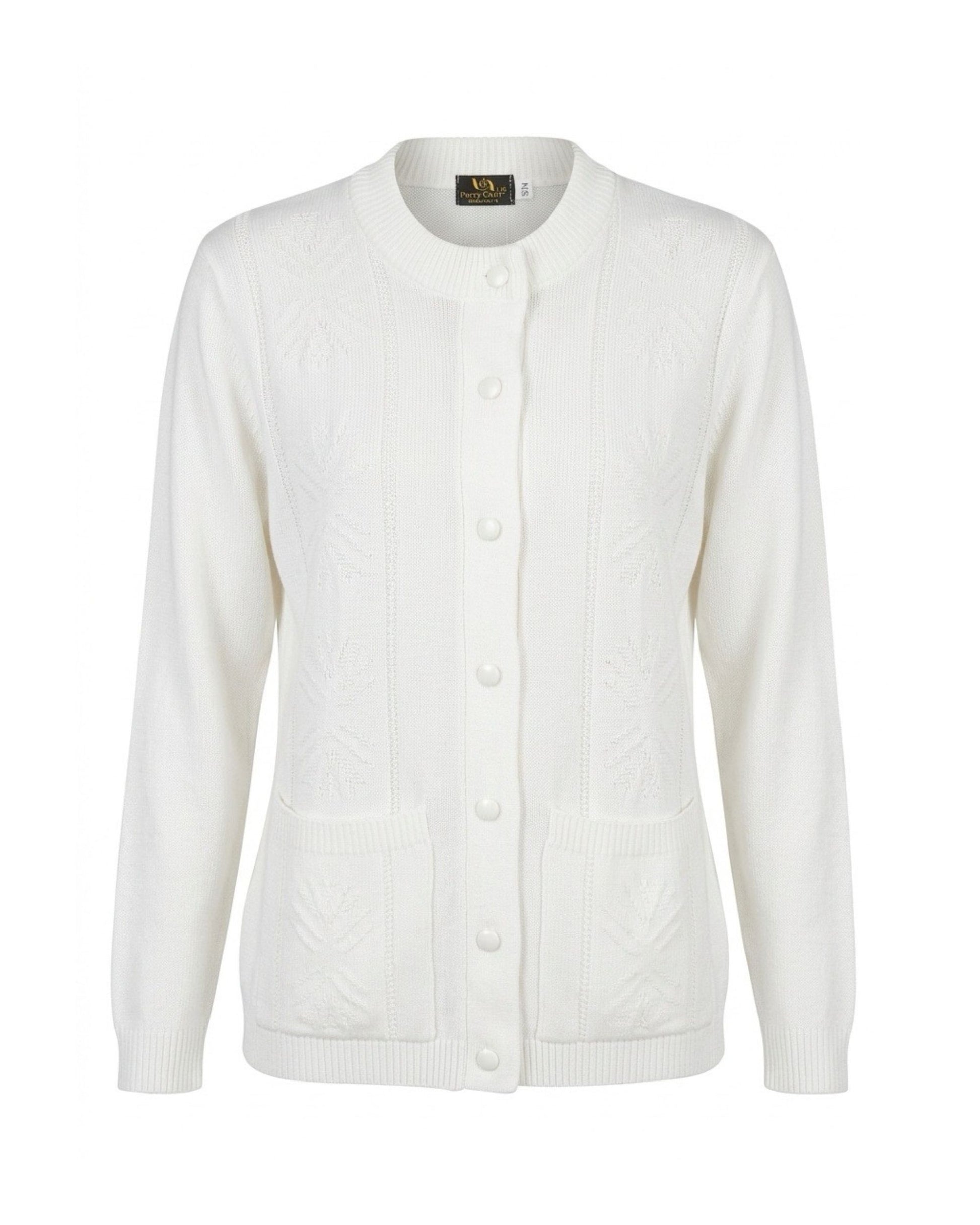 vest met knopen ronde hals zakjes. klassiek dames vest bij Marijke Mode. Forever vest met kabelpatroon in sesam met knoopsluiting en zakjes, verkocht door Marijke Mode