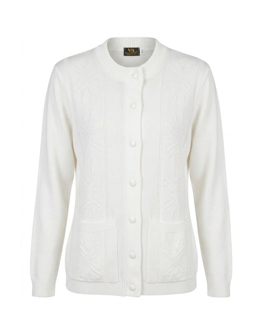 vest met knopen ronde hals zakjes. klassiek dames vest bij Marijke Mode. Forever vest met kabelpatroon in sesam met knoopsluiting en zakjes, verkocht door Marijke Mode