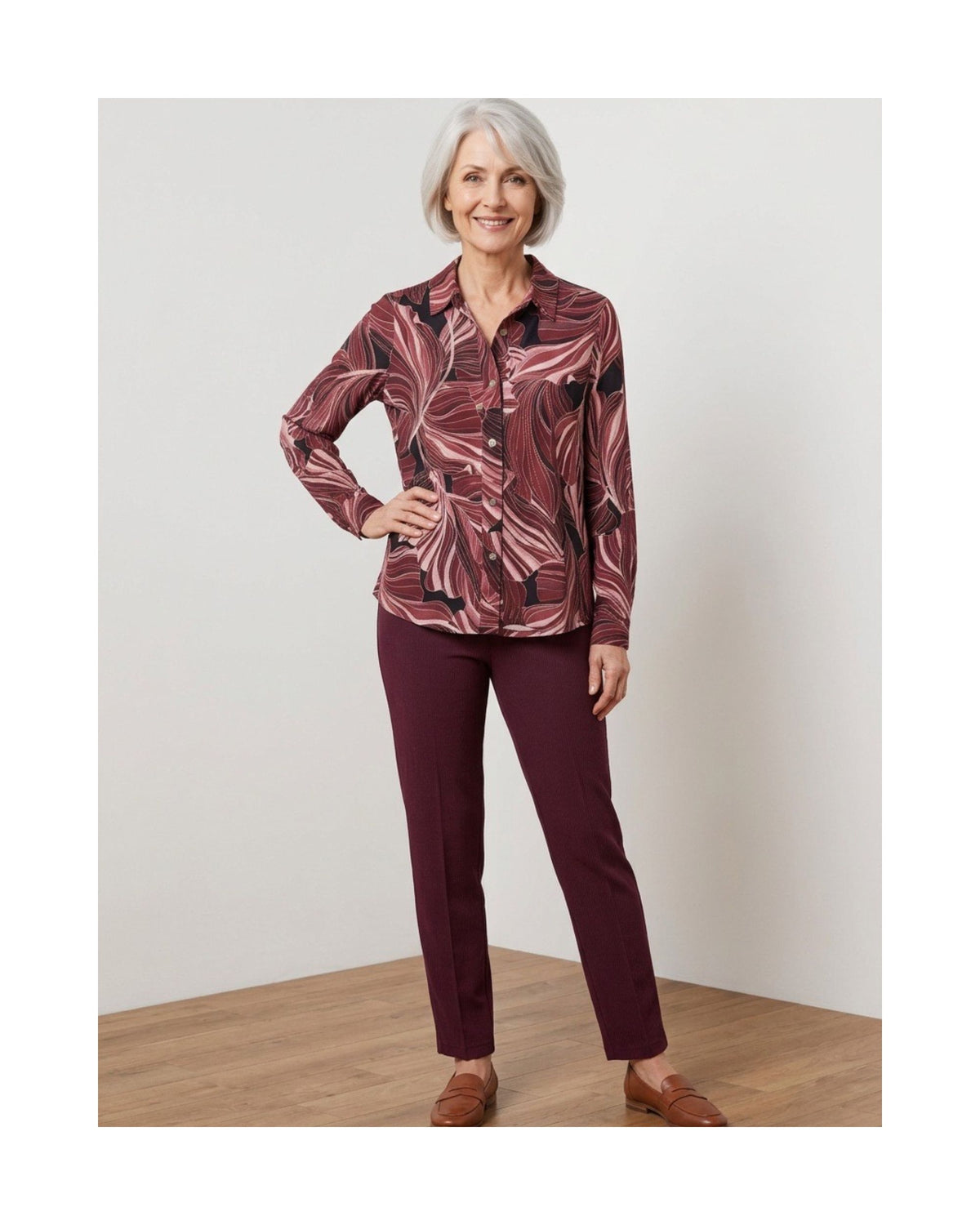 Bordeaux: Gabriella K. jersey blouse met bladprint in bordeaux, verkrijgbaar bij Marijke Mode