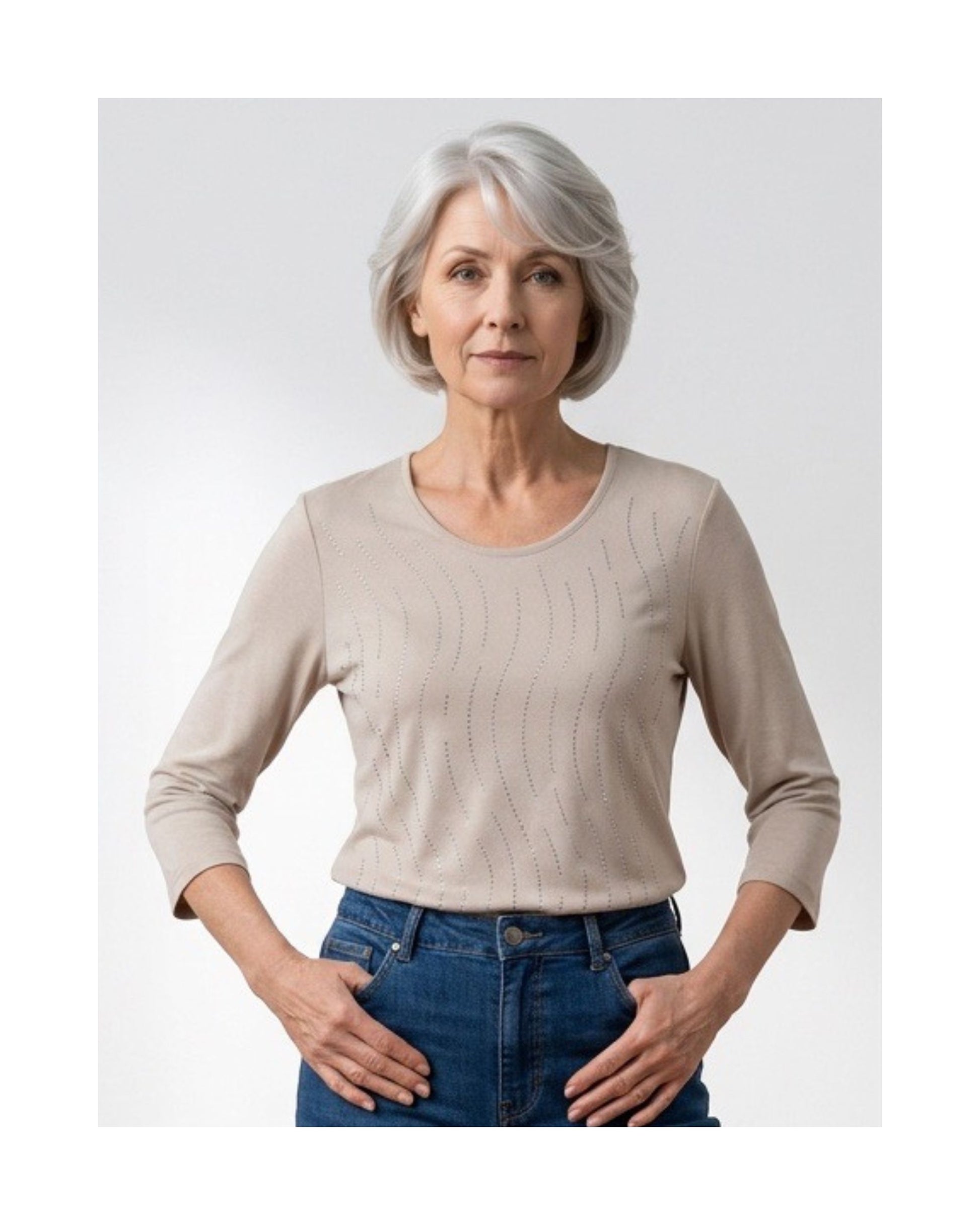 Stijlvol Gabriella K. shirt met ronde hals, driekwartmouwen en luxe strassteentjes. Comfortabele viscose stretchkwaliteit. Verkrijgbaar in zwart en beige bij Marijke Mode.