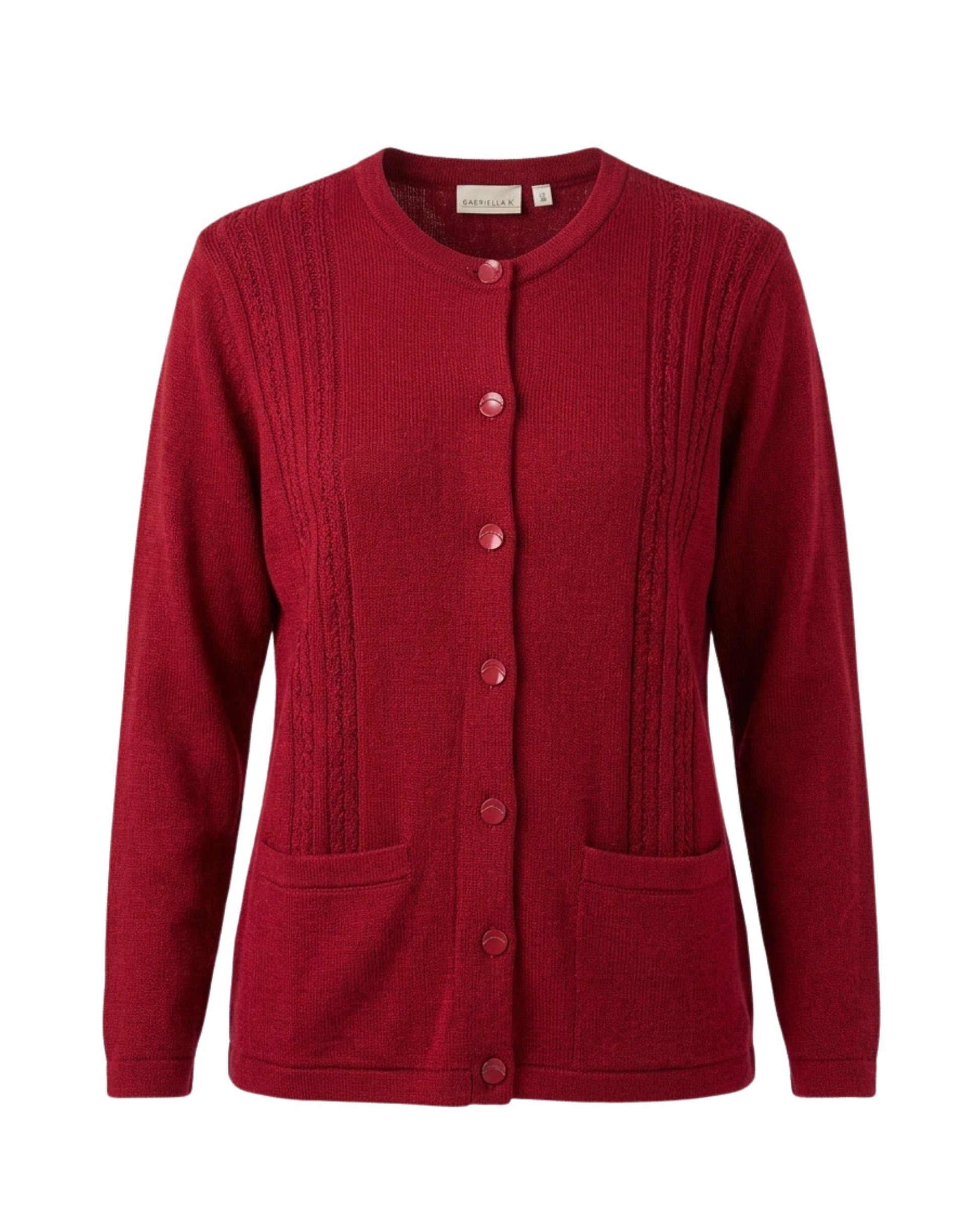 Klassiek damesvest van Gabriella K met ronde hals, kabelstructuur, glanzende knopen en zakjes – Marijke Mode.
