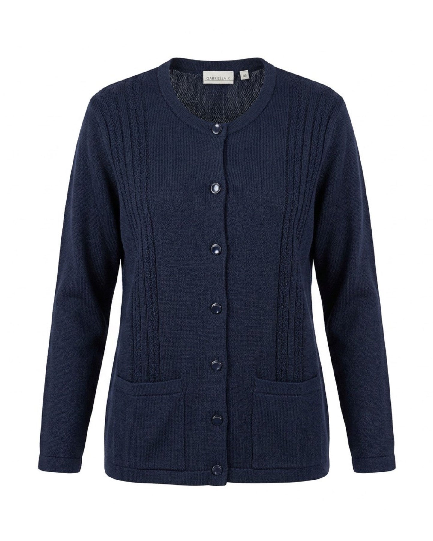 Klassiek damesvest van Gabriella K met ronde hals, kabelstructuur, glanzende knopen en zakjes – Marijke Mode.