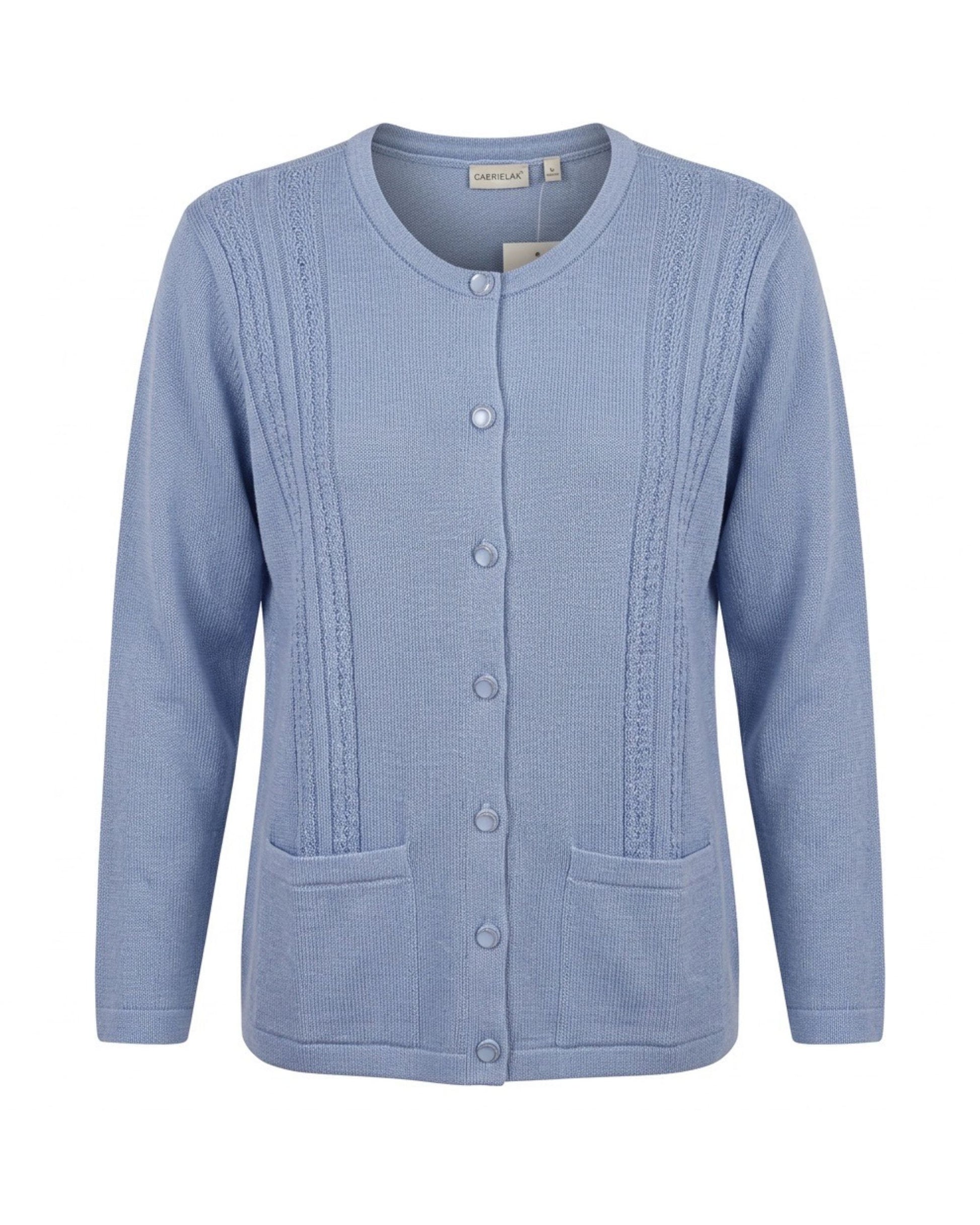 Klassiek damesvest van Gabriella K met ronde hals, kabelstructuur, glanzende knopen en zakjes – Marijke Mode.