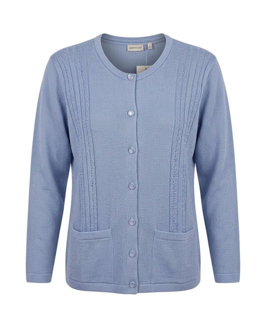 Klassiek damesvest van Gabriella K met ronde hals, kabelstructuur, glanzende knopen en zakjes – Marijke Mode.