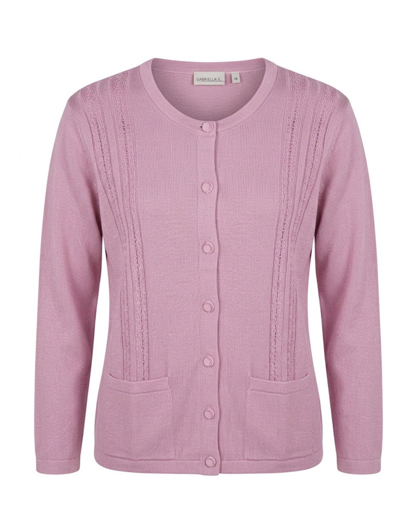 Klassiek damesvest van Gabriella K met ronde hals, kabelstructuur, glanzende knopen en zakjes – Marijke Mode.