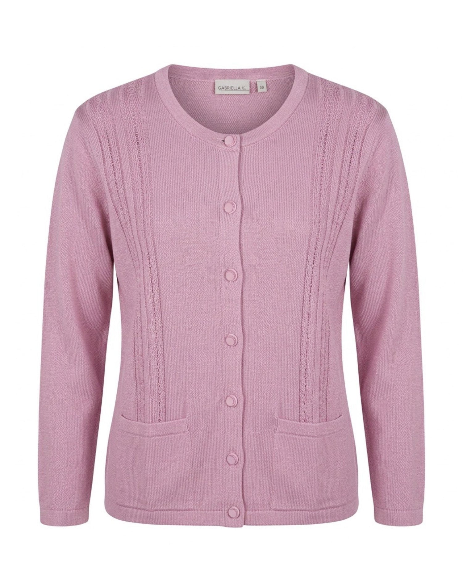 Klassiek damesvest van Gabriella K met ronde hals, kabelstructuur, glanzende knopen en zakjes – Marijke Mode.