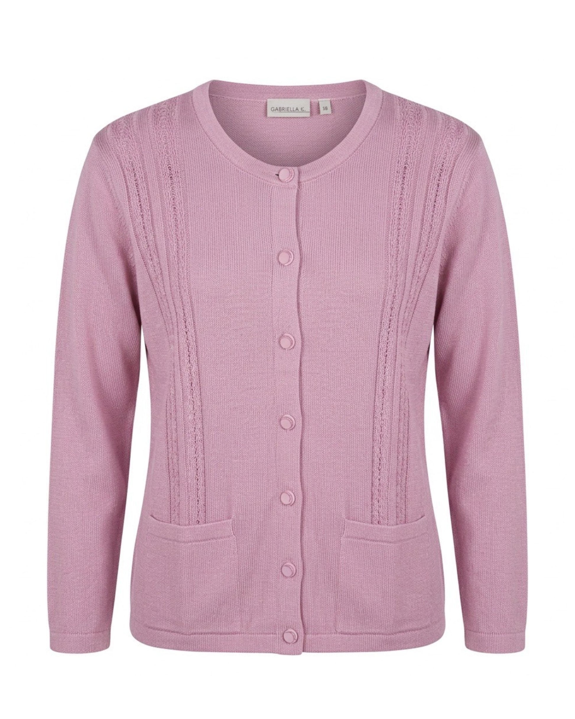 Klassiek damesvest van Gabriella K met ronde hals, kabelstructuur, glanzende knopen en zakjes – Marijke Mode.