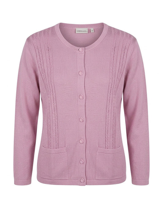 Klassiek damesvest van Gabriella K met ronde hals, kabelstructuur, glanzende knopen en zakjes – Marijke Mode.