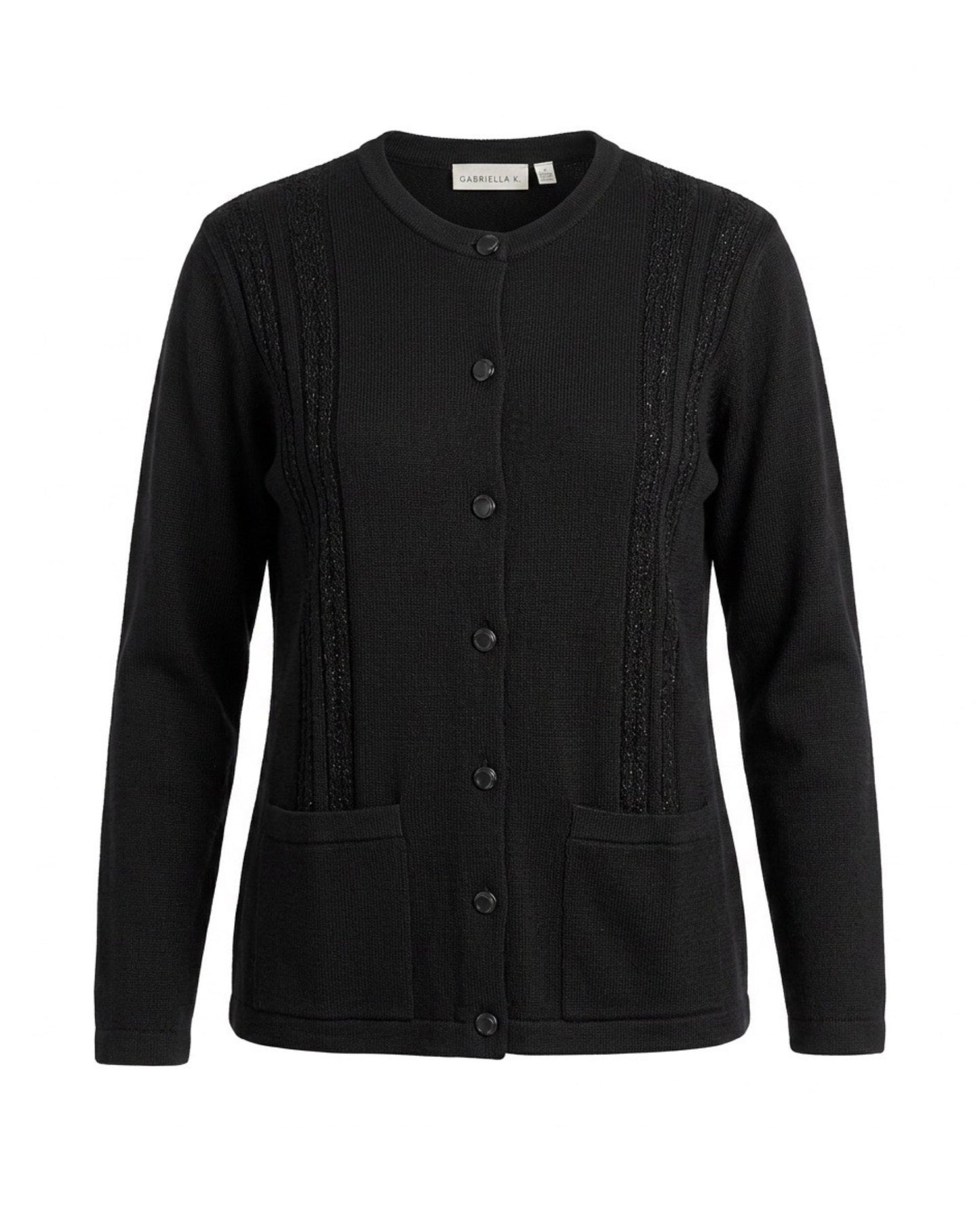 Klassiek damesvest van Gabriella K met ronde hals, kabelstructuur, glanzende knopen en zakjes – Marijke Mode.