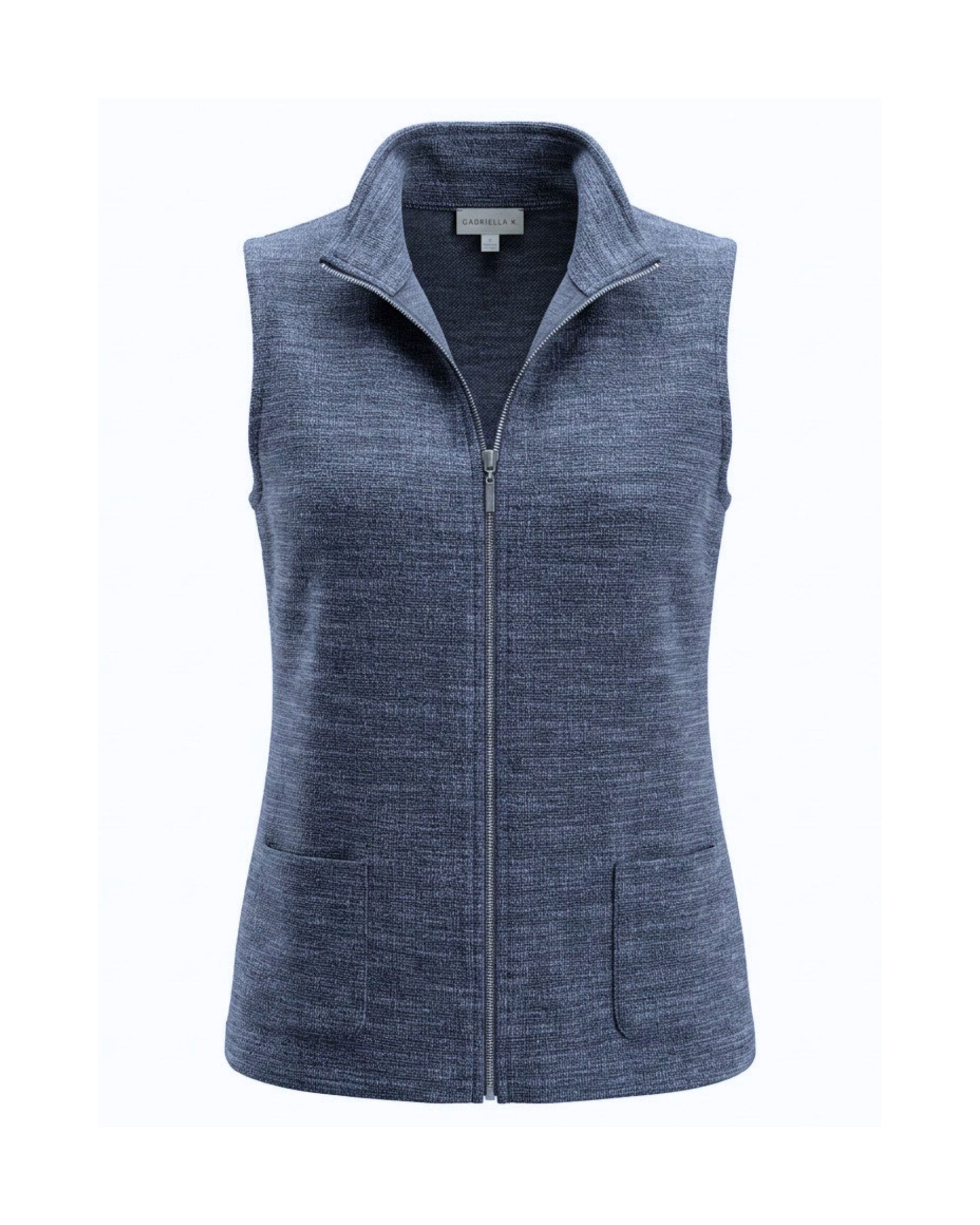 Gabriella K sportief damesgilet met opstaande kraag, ritssluiting en zakken, verkrijgbaar in donkerblauw, zwart en bruin melé bij Marijke Mode.