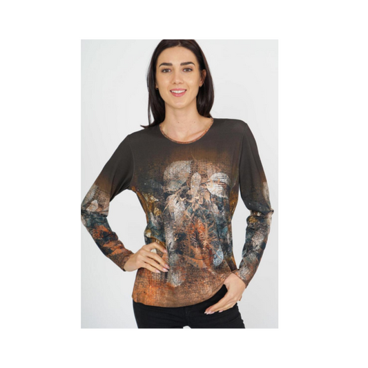 Gabriella K T-shirt met lange mouwen, ronde hals en bruine herfstdessin met gouden touch – verkrijgbaar bij Marijke Mode.