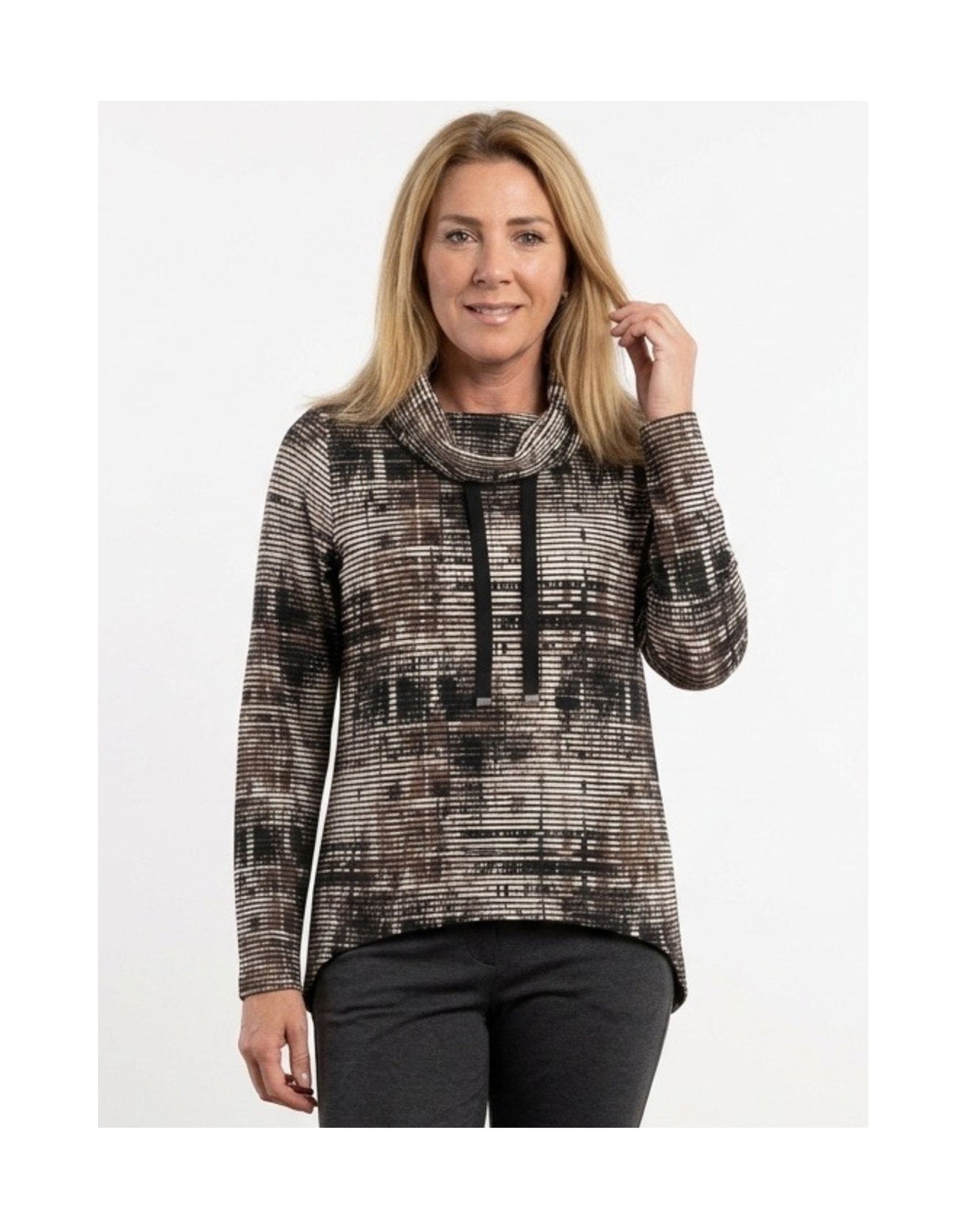 Gabriella K. ribtrui met hangcol en streepdessin in zwart, bruin en beige, verkrijgbaar bij Marijke Mode