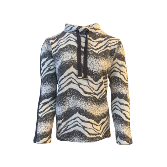 Dikke dames wintertrui met halfhoge turtleneckkraag met veters, sportieve bies langs de mouw en subtiele glans. Merk Gabriela K bij Marijke Mode.