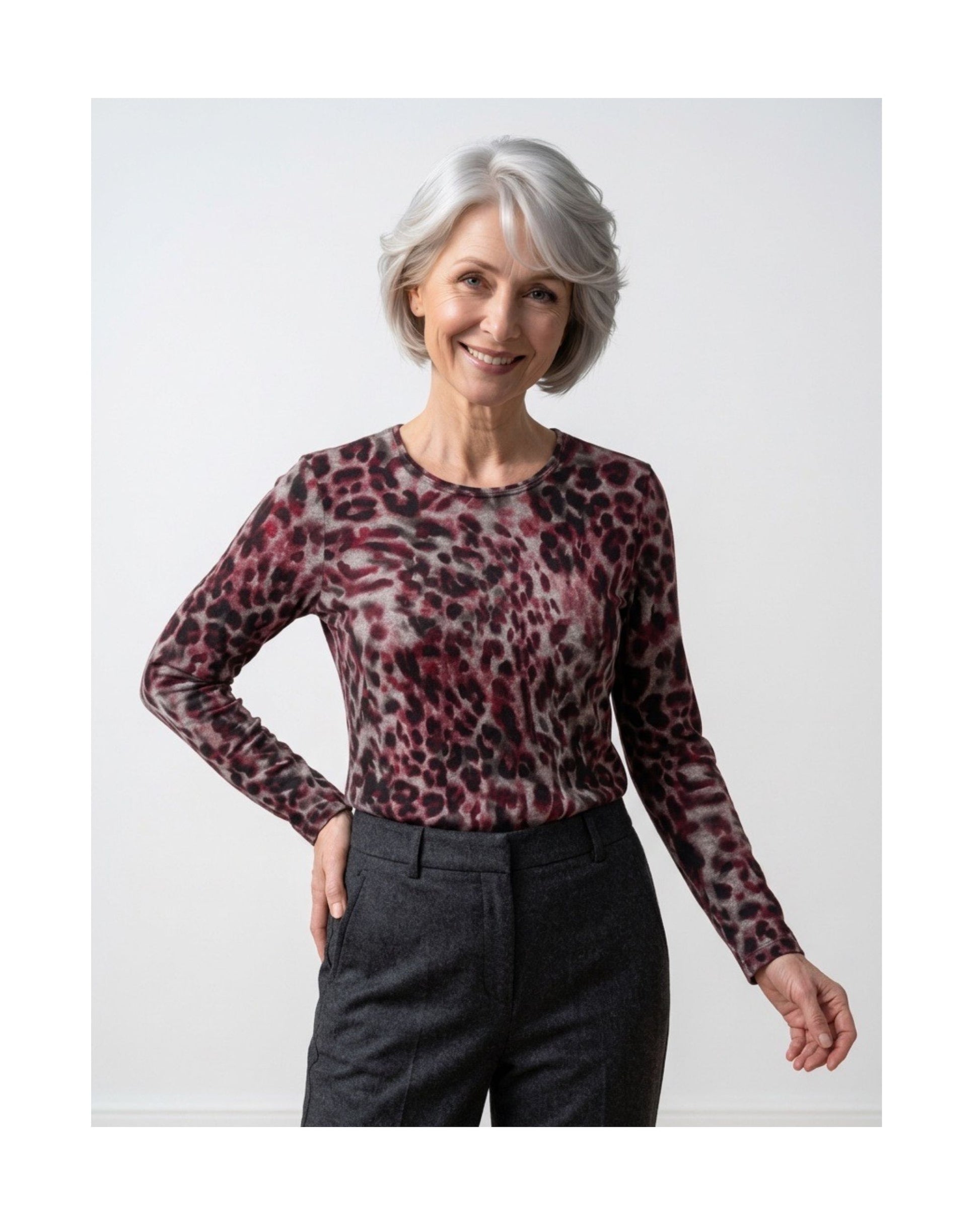 Gabrielle K. jersey shirt met dierenprint en lange mouwen in kobaltblauw of bordeauxrood, verkrijgbaar bij Marijke Mode.