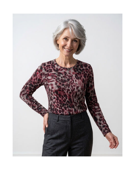Gabrielle K. jersey shirt met dierenprint en lange mouwen in kobaltblauw of bordeauxrood, verkrijgbaar bij Marijke Mode.