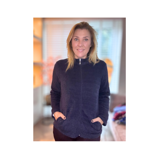 gabriella k vest donkerblauw harig. vest met rits en zakjes verkrijgbaar bij marijke mode