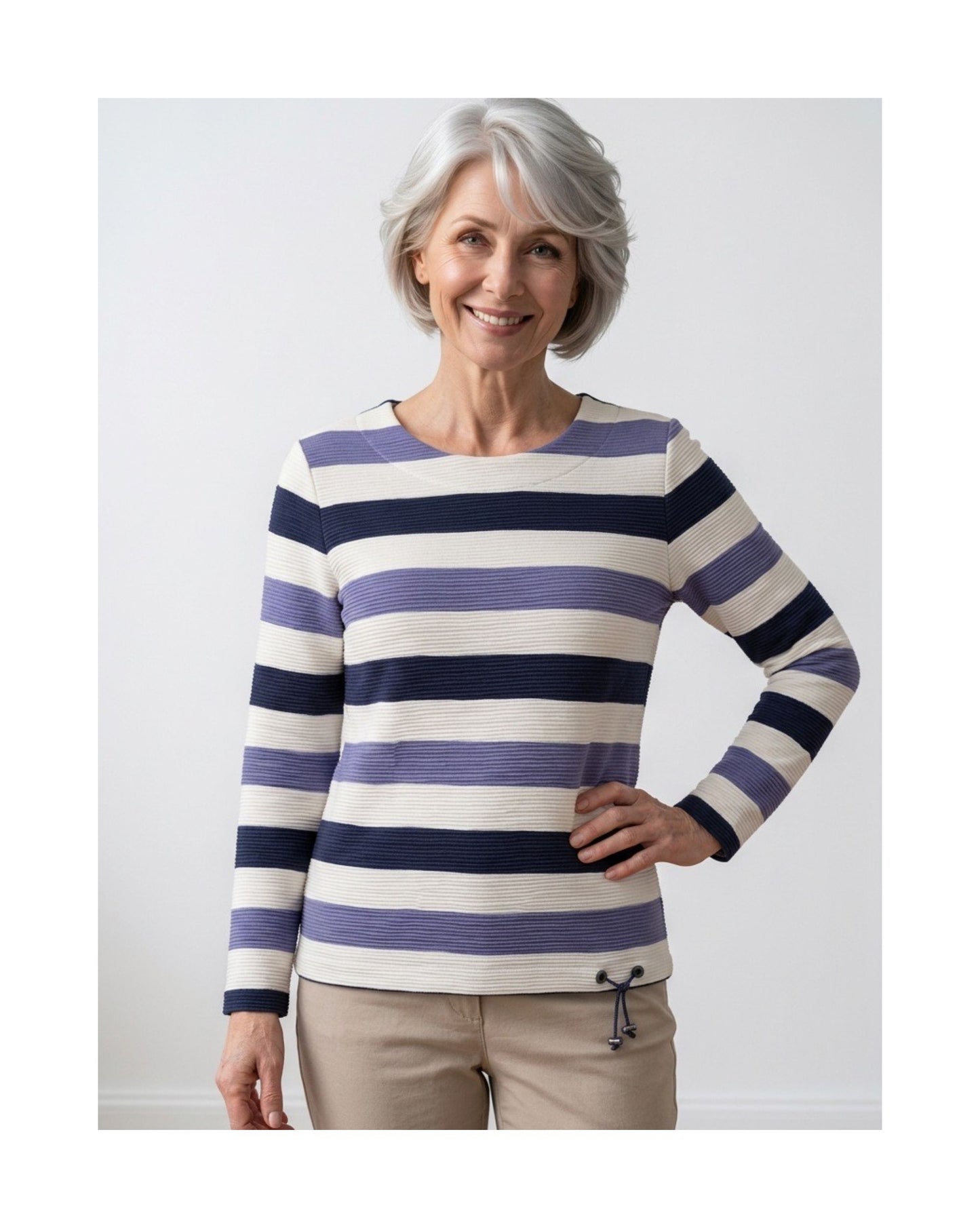 Gabrielle K. ribtrui met boothals, streepdessin en verstelbaar veterkoord in rafblauw, roomwit en donkerblauw, verkrijgbaar bij Marijke Mode.