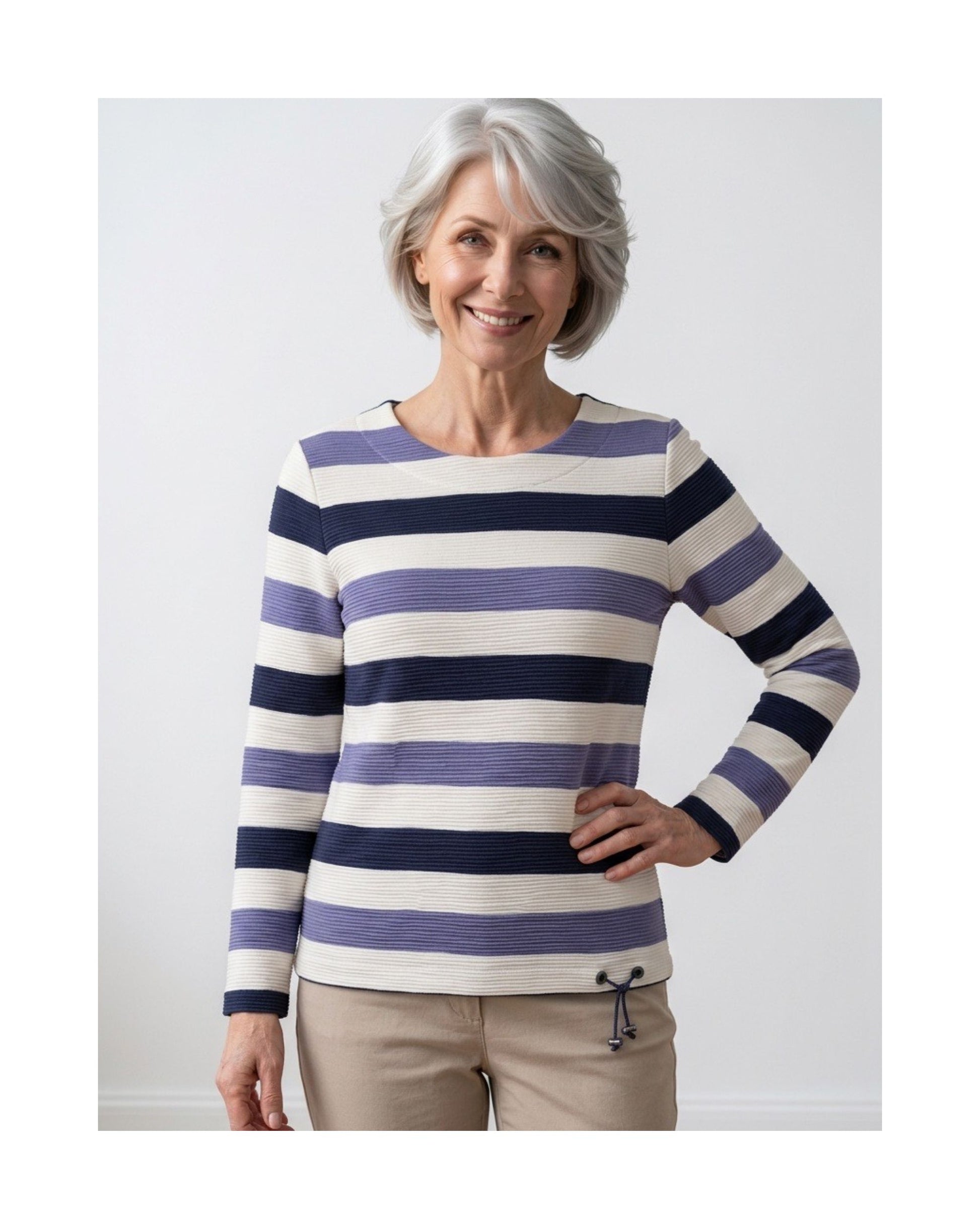 Gabrielle K. ribtrui met boothals, streepdessin en verstelbaar veterkoord in rafblauw, roomwit en donkerblauw, verkrijgbaar bij Marijke Mode.