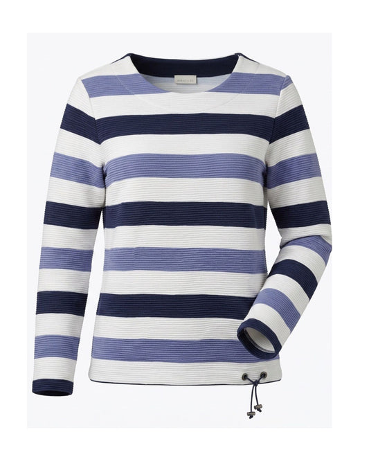 Gabrielle K. ribtrui met boothals, streepdessin en verstelbaar veterkoord in rafblauw, roomwit en donkerblauw, verkrijgbaar bij Marijke Mode.