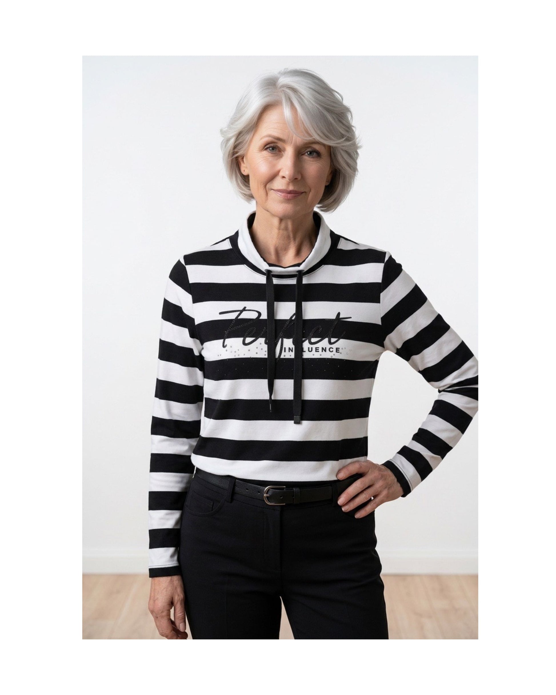 Gabrielle K. shirt met zwart-off-white streepdessin, turtleneck, glitterveterkoord en tekstprint, verkrijgbaar bij Marijke Mode.