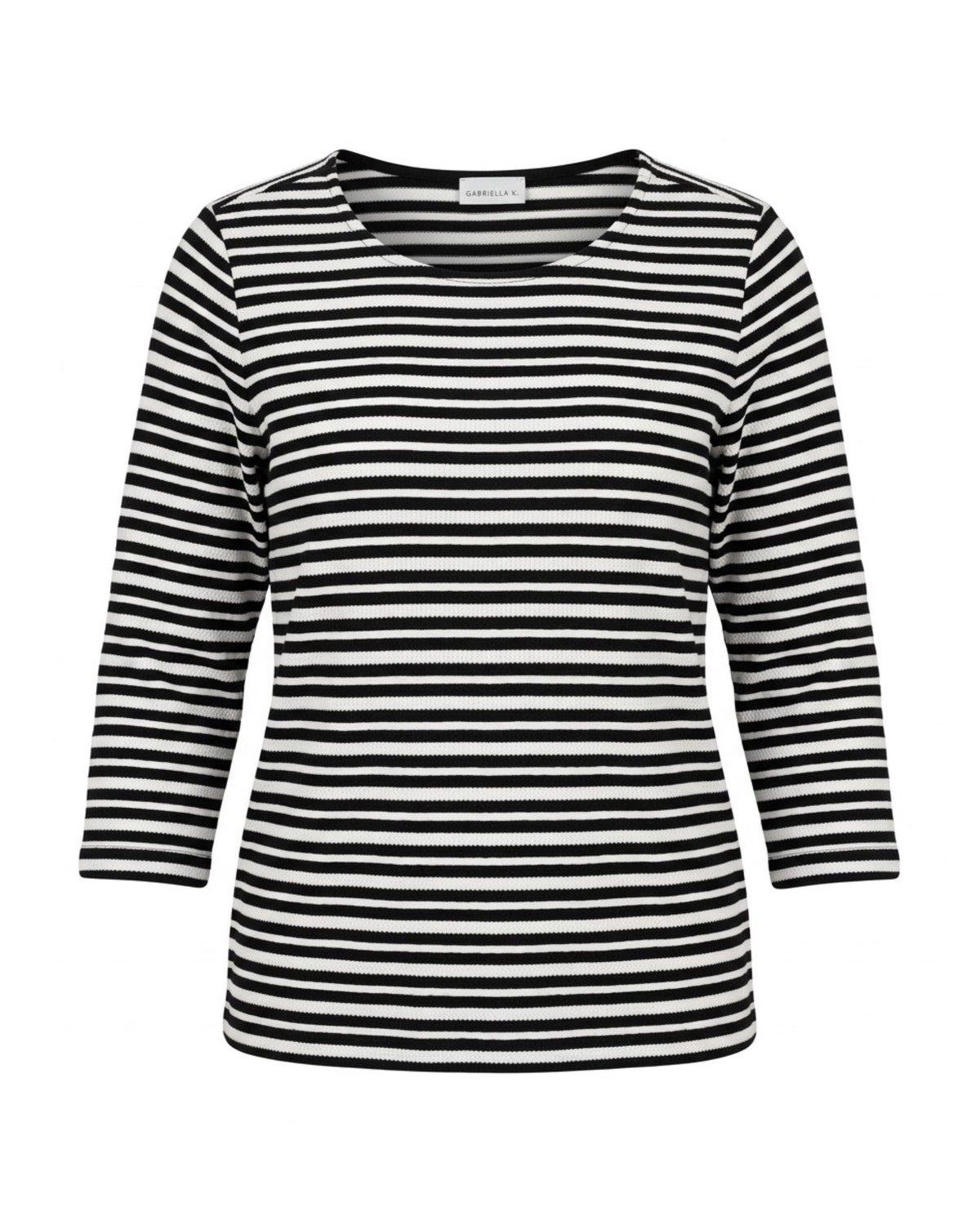 Gabriella K. gestreept T-shirt in zwart en wit met ronde hals en driekwart mouwen, verkrijgbaar bij Marijke Mode.