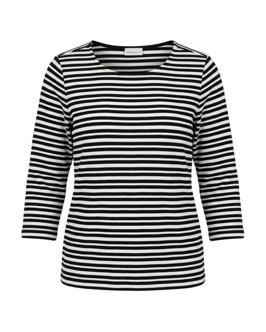 Gabriella K. gestreept T-shirt in zwart en wit met ronde hals en driekwart mouwen, verkrijgbaar bij Marijke Mode.