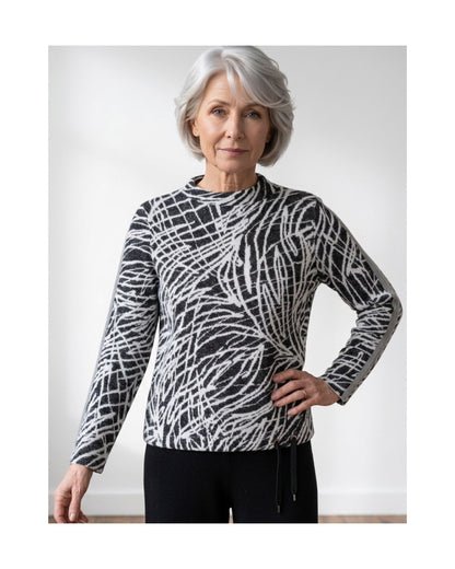 Gabrielle K. warme turtlenecktrui met streepdessin, glitterveter en sportieve mouwbies, verkrijgbaar bij Marijke Mode.