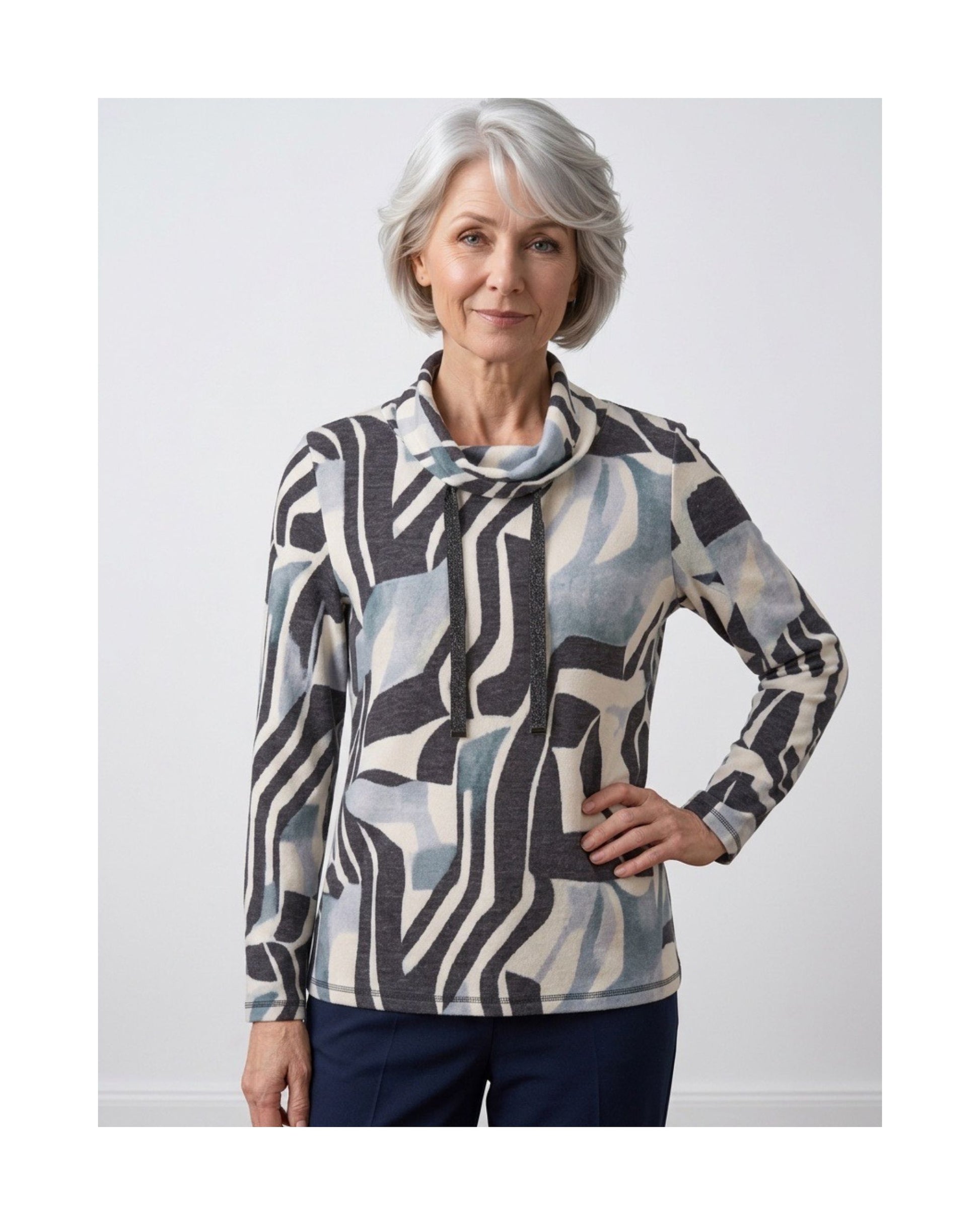 Gabrielle K. zachte sweater met hangcol en subtiel glitterend sierkoord, verkrijgbaar in roomwit, rafblauw en antracietgrijs bij Marijke Mode.