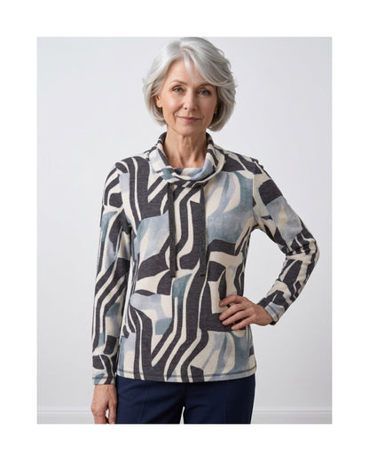 Gabrielle K. zachte sweater met hangcol en subtiel glitterend sierkoord, verkrijgbaar in roomwit, rafblauw en antracietgrijs bij Marijke Mode.