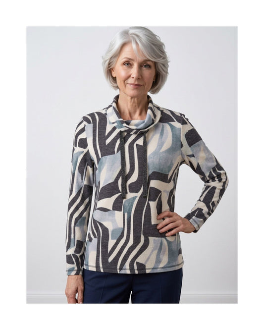 Gabrielle K. zachte sweater met hangcol en subtiel glitterend sierkoord, verkrijgbaar in roomwit, rafblauw en antracietgrijs bij Marijke Mode.