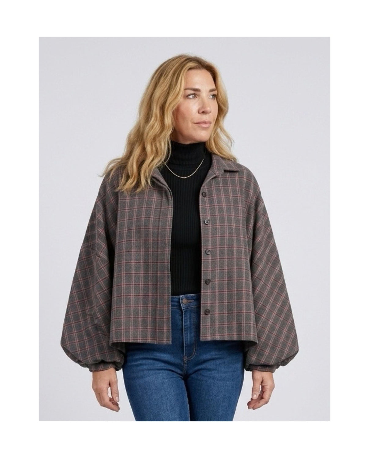 Warme blouse met vlindermouwen, verkrijgbaar bij Marijke Mode.