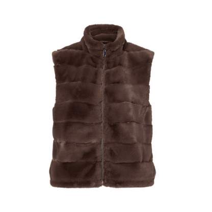 Stijlvolle beige bodywarmer van vegan fur. Heerlijk zacht, warm en diervriendelijk. One size tot maat 44– verkrijgbaar bij Marijke Mode.