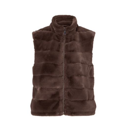 Stijlvolle beige bodywarmer van vegan fur. Heerlijk zacht, warm en diervriendelijk. One size tot maat 44– verkrijgbaar bij Marijke Mode.