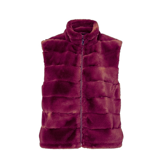 Stijlvolle beige bodywarmer van vegan fur. Heerlijk zacht, warm en diervriendelijk. One size tot maat 44– verkrijgbaar bij Marijke Mode.