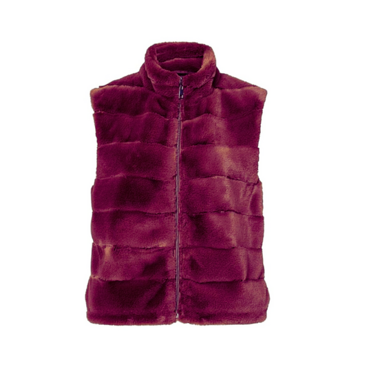 Stijlvolle beige bodywarmer van vegan fur. Heerlijk zacht, warm en diervriendelijk. One size tot maat 44– verkrijgbaar bij Marijke Mode.