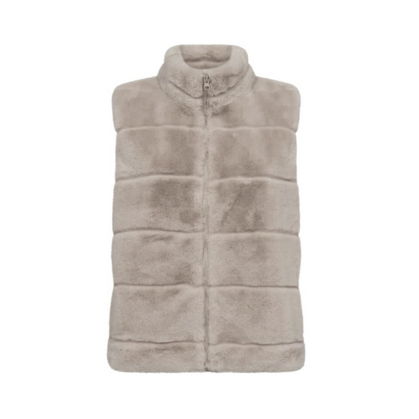 Stijlvolle beige bodywarmer van vegan fur. Heerlijk zacht, warm en diervriendelijk. One size tot maat 44– verkrijgbaar bij Marijke Mode.