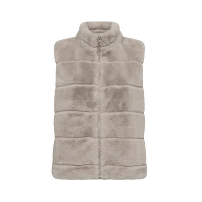 Stijlvolle beige bodywarmer van vegan fur. Heerlijk zacht, warm en diervriendelijk. One size tot maat 44– verkrijgbaar bij Marijke Mode.