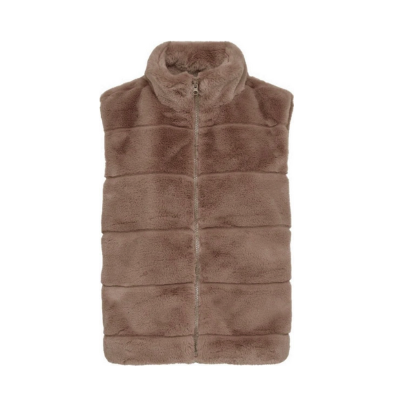 Beige vegan fur bodywarmer – zachte imitatiebont bodywarmer met ritssluiting en steekzakken, verkrijgbaar bij Marijke Mode.