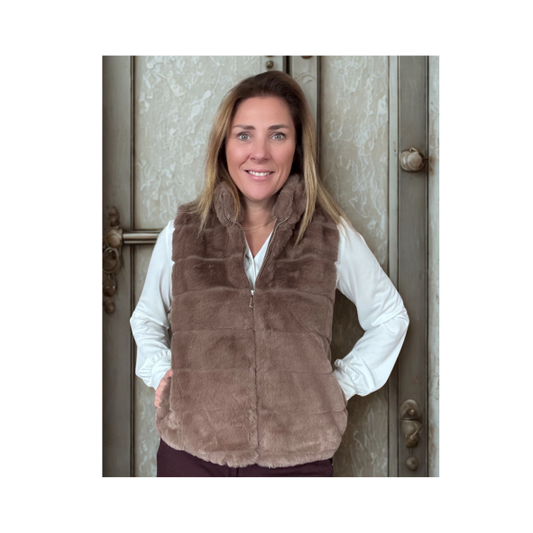 Beige vegan fur bodywarmer – zachte imitatiebont bodywarmer met ritssluiting en steekzakken, verkrijgbaar bij Marijke Mode.