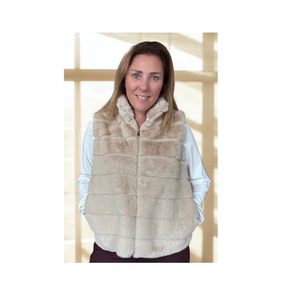 Beige vegan fur bodywarmer – zachte imitatiebont bodywarmer met ritssluiting en steekzakken, verkrijgbaar bij Marijke Mode.