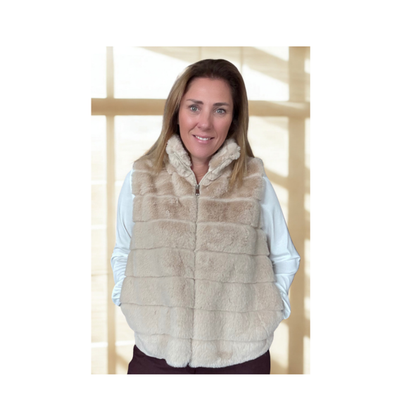 Beige vegan fur bodywarmer – zachte imitatiebont bodywarmer met ritssluiting en steekzakken, verkrijgbaar bij Marijke Mode.