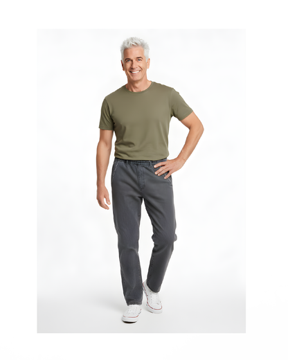 Comfortabele herenjeans met elastische band en trekkoord uit de nieuwe collectie – verkocht door Marijke Mode