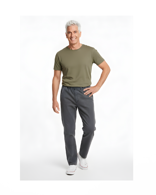 Comfortabele herenjeans met elastische band en trekkoord uit de nieuwe collectie – verkocht door Marijke Mode