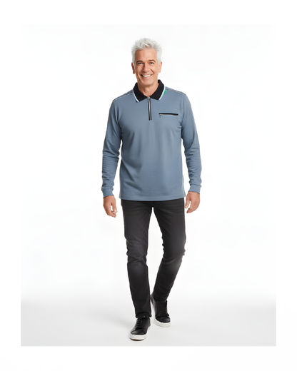 Donkerblauw herenpoloshirt met streep, rits en afsluitbaar borstzakje – verkocht door Marijke Mode