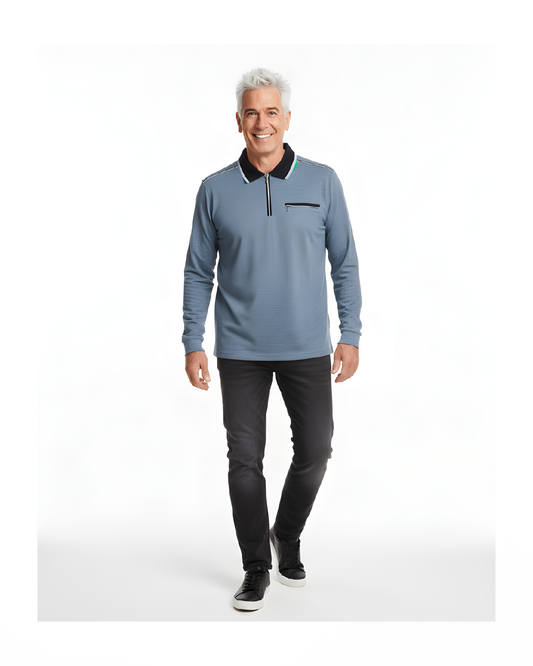 Donkerblauw herenpoloshirt met streep, rits en afsluitbaar borstzakje – verkocht door Marijke Mode