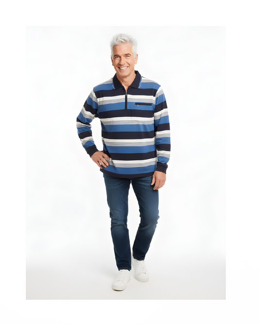 Donkerblauw herenpoloshirt met streep, rits en afsluitbaar borstzakje – verkocht door Marijke Mode