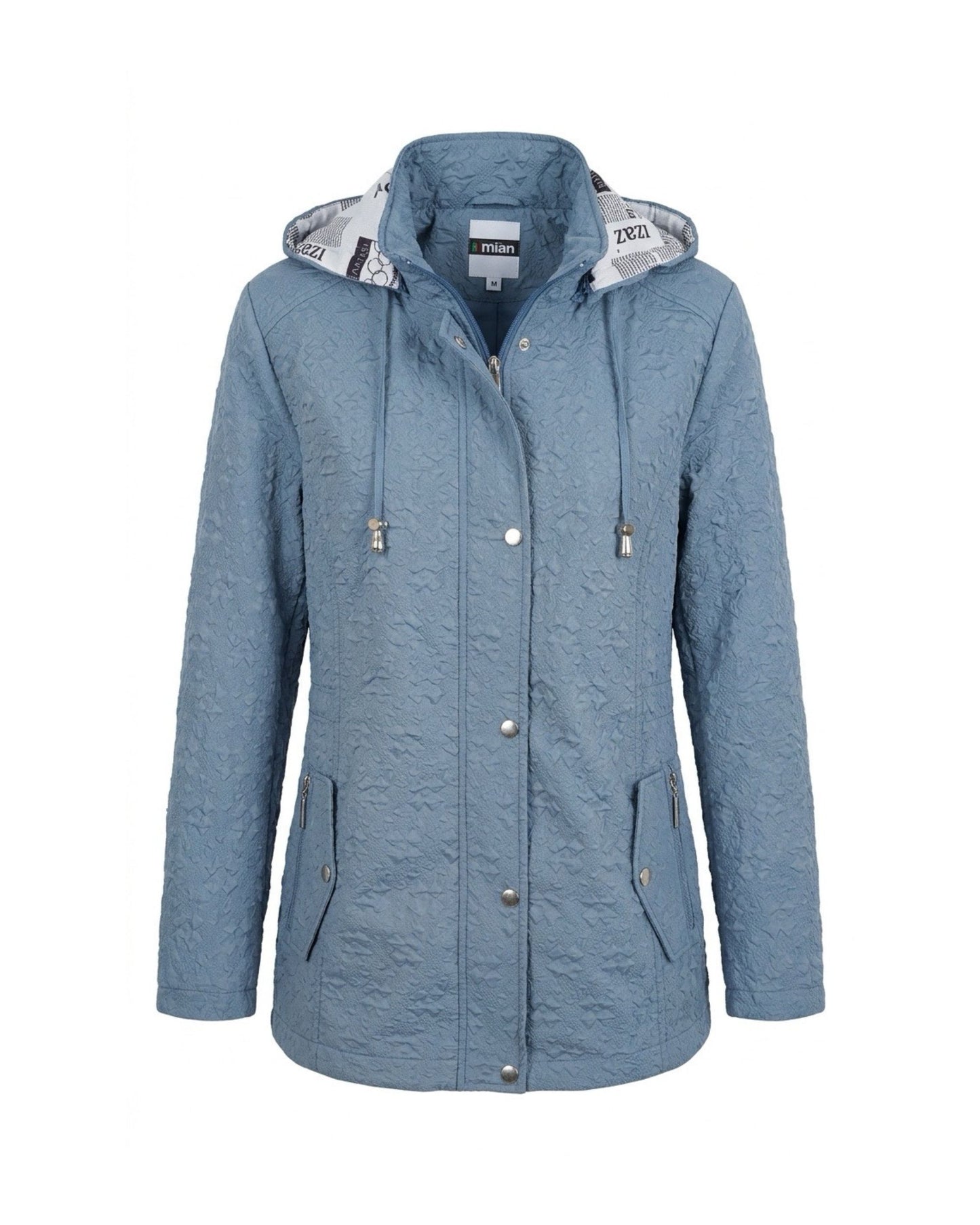 Zomerjack met afneembare capuchon, verstelbare taille en afsluitbare zakken verkrijgbaar bij Marijke Mode.