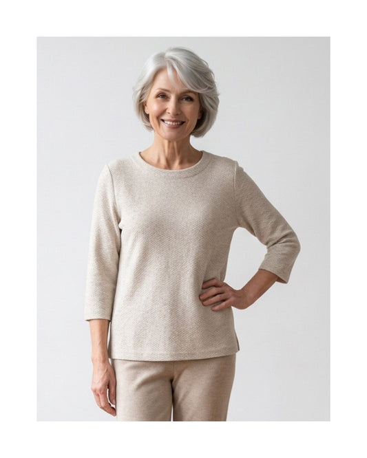 Luxe gemêleerd beige comfortshirt met driekwartmouwen en brede ronde hals, verkrijgbaar bij Marijke Mode.
